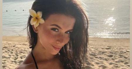 Wakacyjna Roksana Węgiel z kwiatem we włosach wdzięczy się w bikini na afrykańskiej plaży