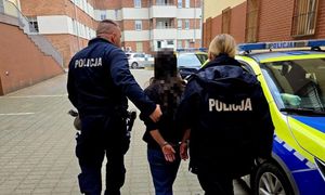 Brutalny atak na kuriera. 43-letnia kobieta czekała na niego na klatce schodowej