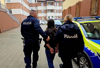 Brutalny atak na kuriera. 43-letnia kobieta czekała na niego na klatce schodowej