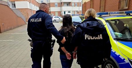 Brutalny atak na kuriera. 43-letnia kobieta czekała na niego na klatce schodowej