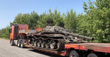 Rosyjski czołg i działo w Warszawie. "Za wolność naszą i waszą"