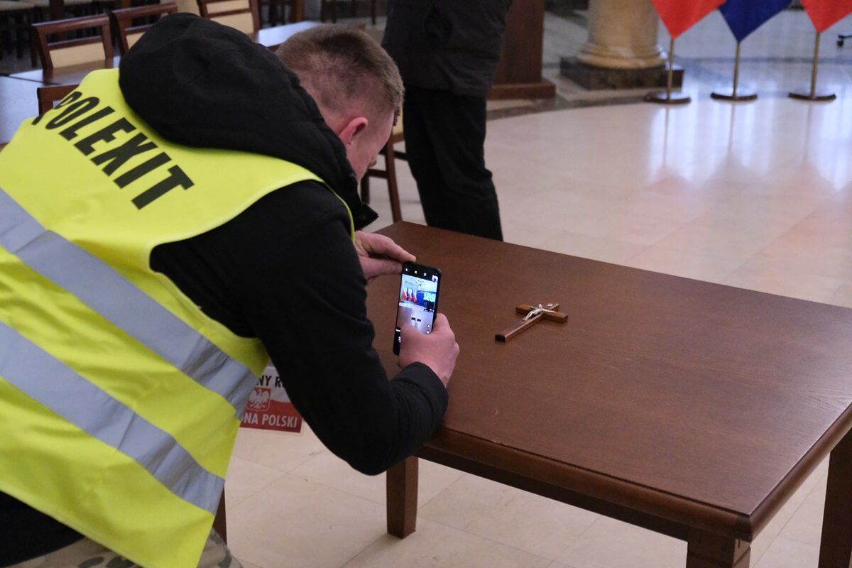 Rolnicy zostawili w Sali Kolumnowej przyniesiony ze sobą krzyż