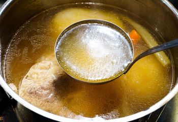 Sposób na idealnie klarowny rosół. Makaron ma tu ogromne znaczenie