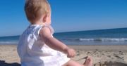 Bezpieczne plażowanie z dziećmi