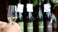 Białe wino może zmniejszać ryzyko osteoporozy i zakrzepicy, a czerwone poziom szkodliwego tłuszczu. Zaskakujące wyniki badań