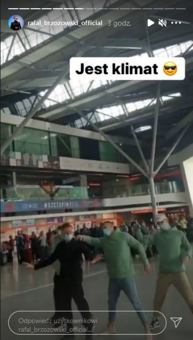 Rafał Brzozowski robi show na warszawskim Okęciu tuż przed odlotem do Rotterdamu