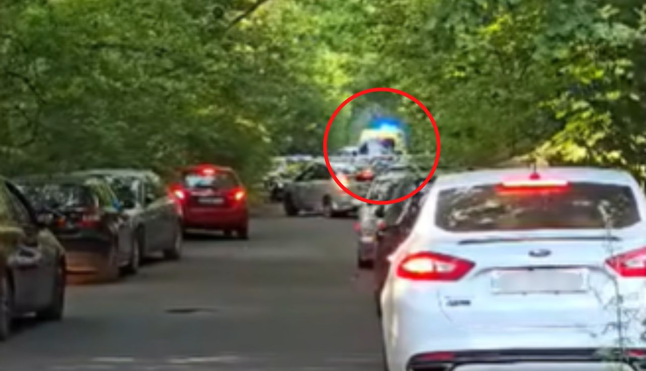 Karetka jechała do dziecka. Nagle takie problemy. Nagranie z Poznania