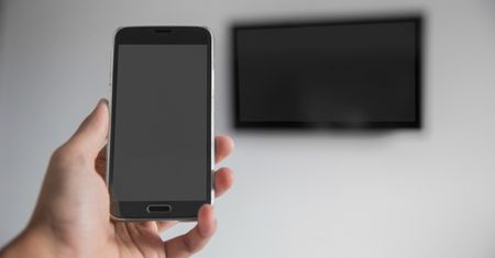 Jak połączyć swój telefon z telewizorem i korzystać z rozrywki na dużym ekranie?