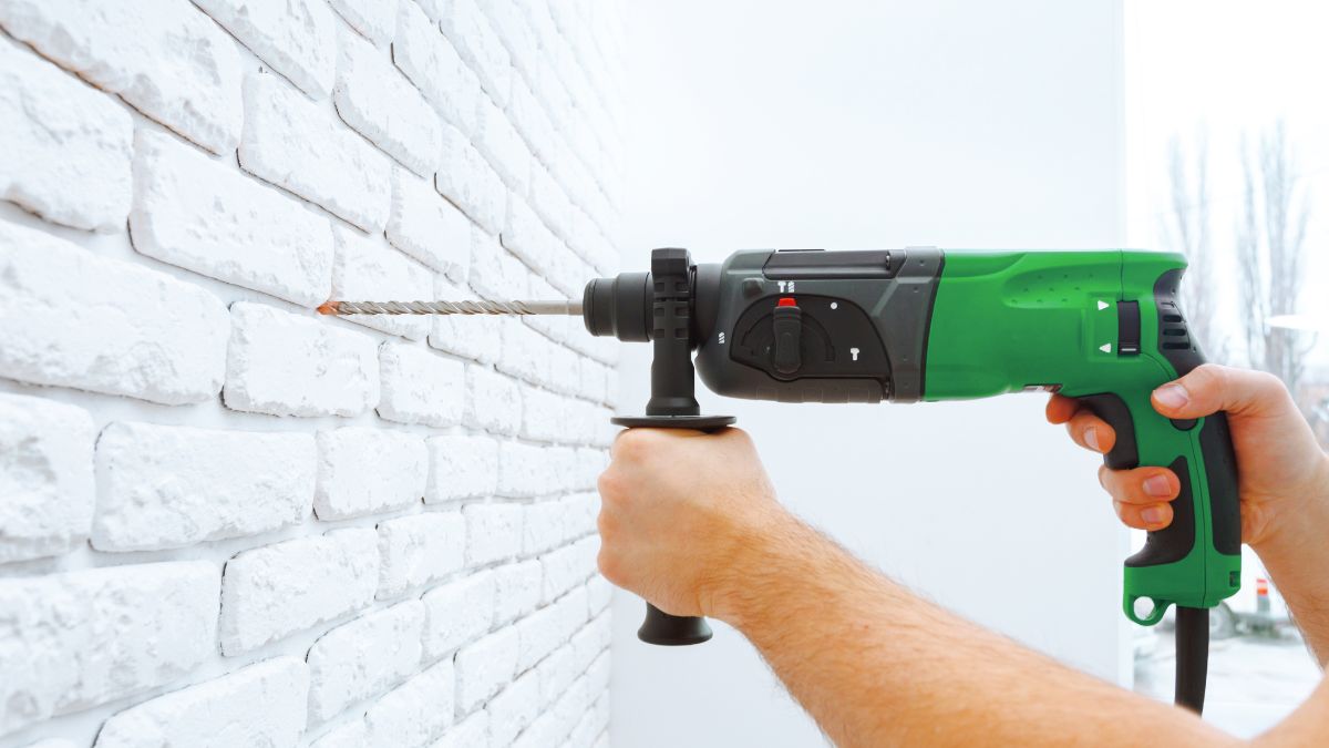 Jak nie przewiercić przewodów w ścianie?