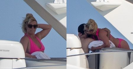 Britney Spears w różowym bikini nie szczędzi mężowi czułości podczas wspólnego rejsu jachtem (FOTO)