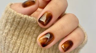 Amber nails to hit na jesień. W tej stylizacji można się zakochać