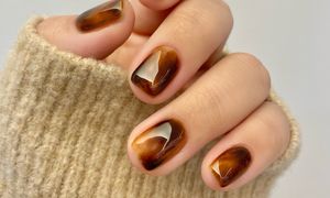 Obłędny manicure na jesień. Amber nails to prawdziwy hit