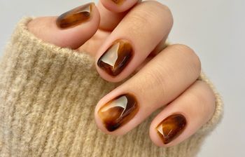 Amber nails to hit na jesień. W tej stylizacji można się zakochać