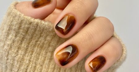 Obłędny manicure na jesień. Amber nails to prawdziwy hit