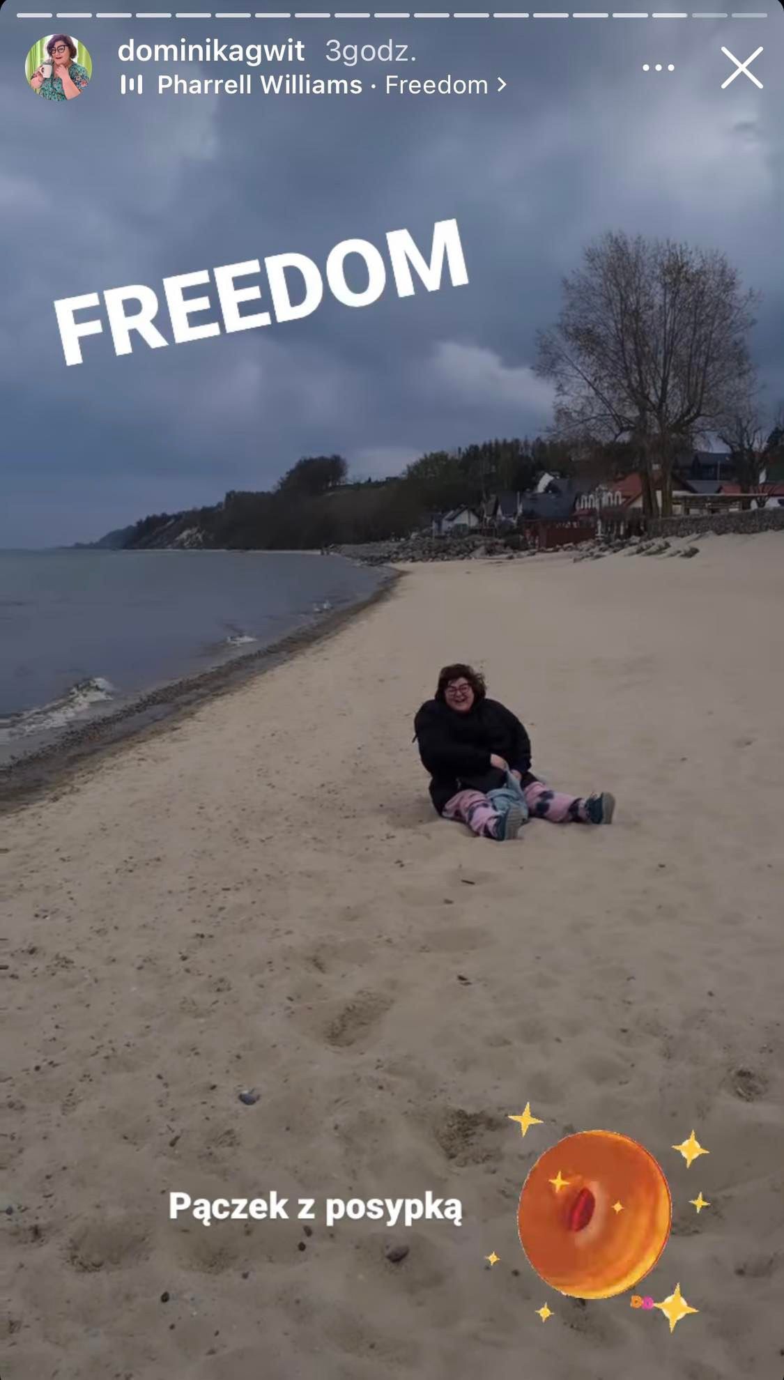 Dominika Gwit wygłupia się na plaży 