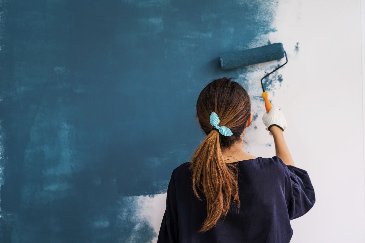 Jak wybrać idealną farbę do malowania mieszkania? O tych szczegółach możesz nie wiedzieć