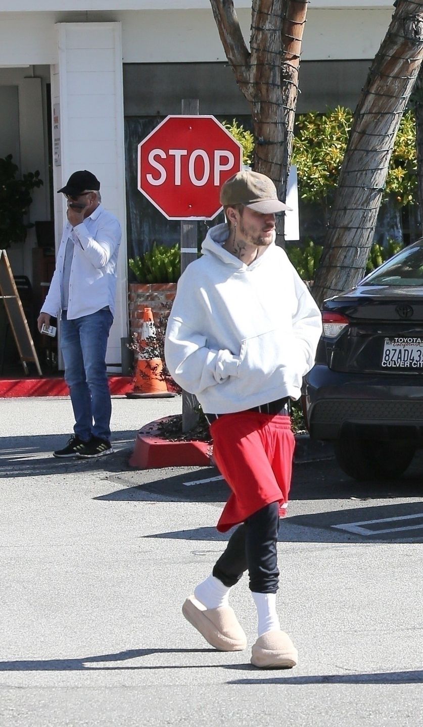 Justin Bieber w kapciach mknie na śniadanie z Hailey