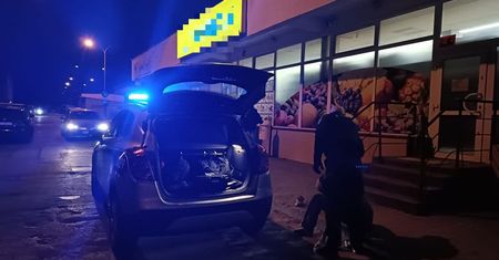 Rzucił się z młotkiem na ekspedientkę. W sklepie był policjant