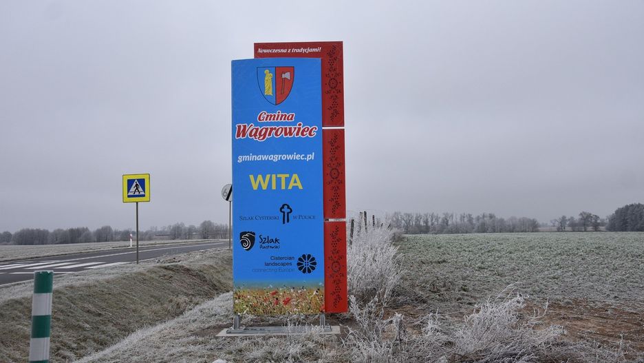 Jeden z nowych witaczy z wzorem haftu pałuckiego na terenie gminy Wągrowiec