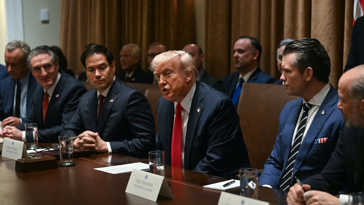 Pierwsze posiedzenie gabinetu Donalda Trumpa
US President Donald Trump speaks during a cabinet meeting at the White House in Washington, DC, on February 26, 2025. Also pictured, L-R, Secretary of Health and Human Services nominee Robert F. Kennedy Jr., Secretary of the Interior Doug Burgum, Secretary of Defense Pete Hegseth and Secretary of Commerce Howard Lutnick. (Photo by Jim WATSON / AFP)
JIM WATSON