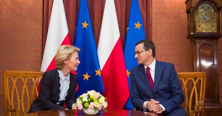 Złoty słabnie po doniesieniach o kolejnym kroku Unii wobec Polski. "Każdy powiat straci 2 miliardy"