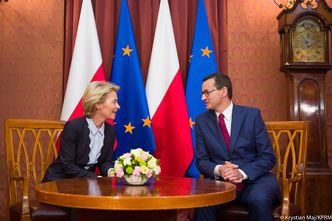 Złoty słabnie po doniesieniach o kolejnym kroku Unii wobec Polski. "Każdy powiat straci 2 miliardy"