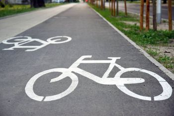 Grodzisk Mazowiecki: Sześć gmin zbuduje trasę rowerową do Warszawy. Przebiegnie wzdłuż malowniczej trasy kolejowej. To będzie hit