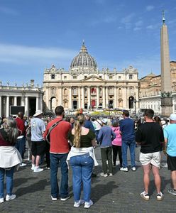 Co dzieje się teraz w Watykanie? Tłumy żegnają papieża Franciszka [TRANSMISJA]