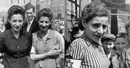 Historyczne zdjęcia pokazują, jak wyglądało życie w warszawskim getcie