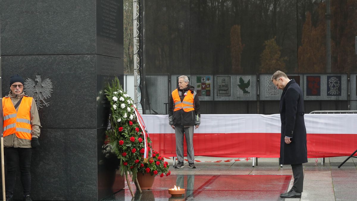 Warszawa, 10.11.2025. Szef KPRP Zbigniew Bogucki (P) przed Pomnikiem Ofiar Tragedii Smoleńskiej 2010 roku na pl. Piłsudskiego w Warszawie, 10 bm. Politycy PiS biorą udział w obchodach miesięcznicy katastrofy smoleńskiej. (jm) PAP/Tomasz Gzell