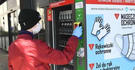 Nowe obostrzenia. Maseczki obowiązkowe. Oto najlepsza, a niedroga