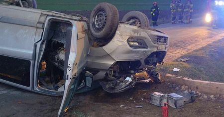 Zderzenie cysterny z busem. Bus dachował. W akcji śmigłowiec LPR