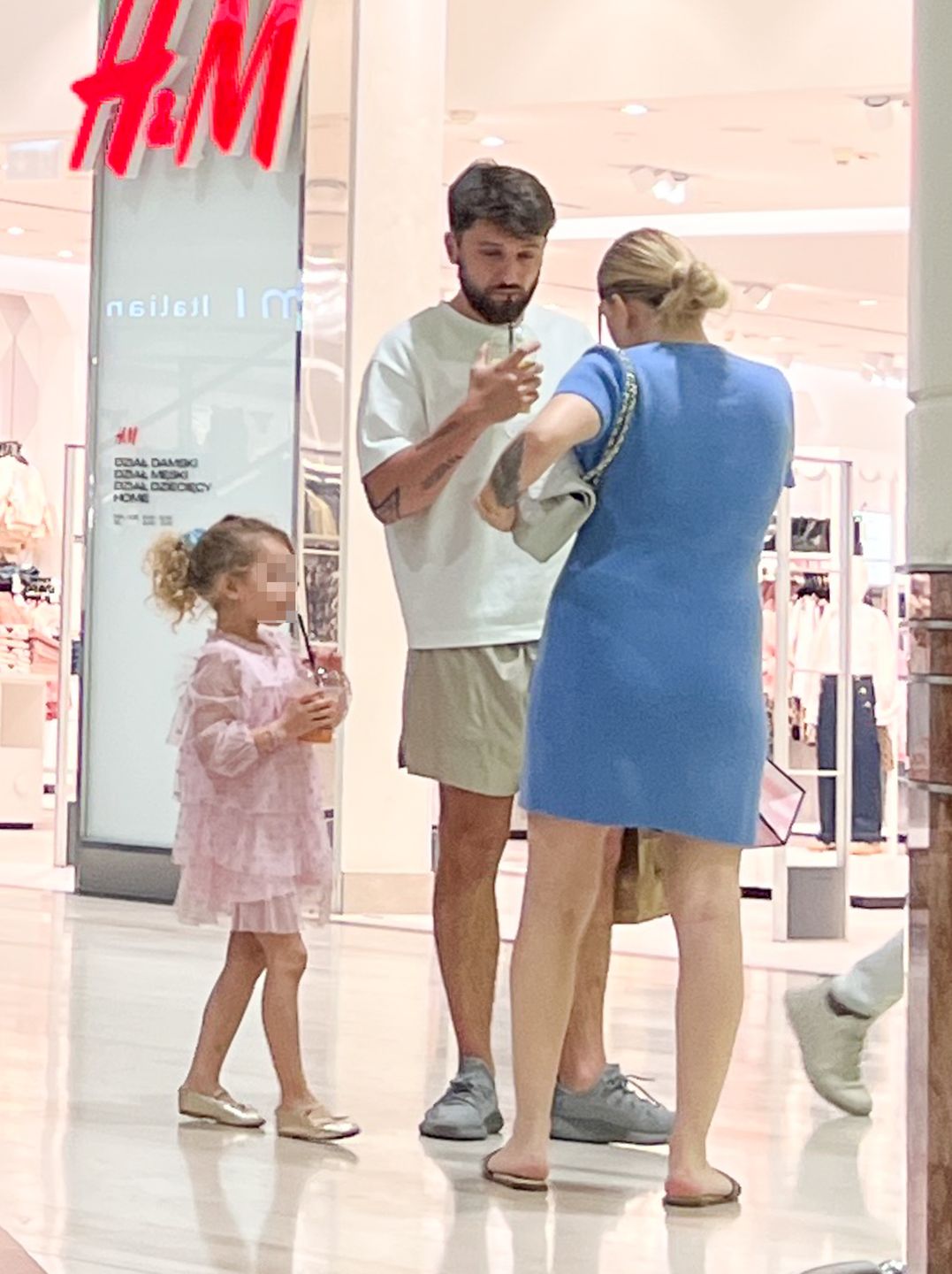 Andziaks i Luka z córką w centrum handlowym