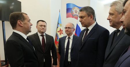 "W imieniu prezydenta". Miedwiediew odwiedził samozwańcze republiki [RELACJA NA ŻYWO]