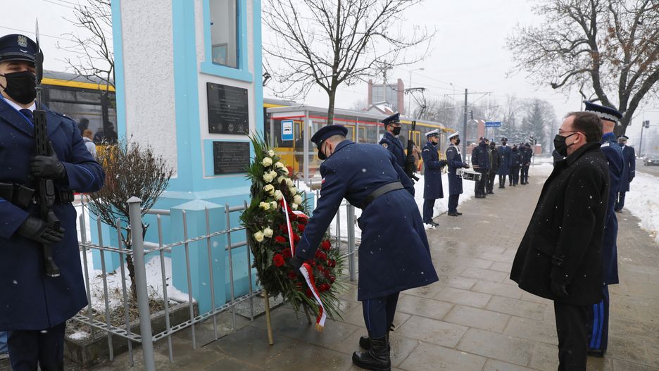 Warszawa. Złożono kwiaty pod tablicą upamiętniającą policjanta