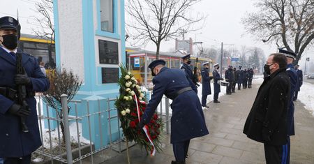 Warszawa. Upamiętniono tragicznie zmarłego policjanta. Będzie odznaka jego imienia