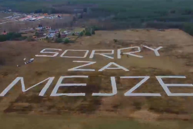 "Sorry za Mejzę". Mieszkańcy godzinami układali napis na polu!