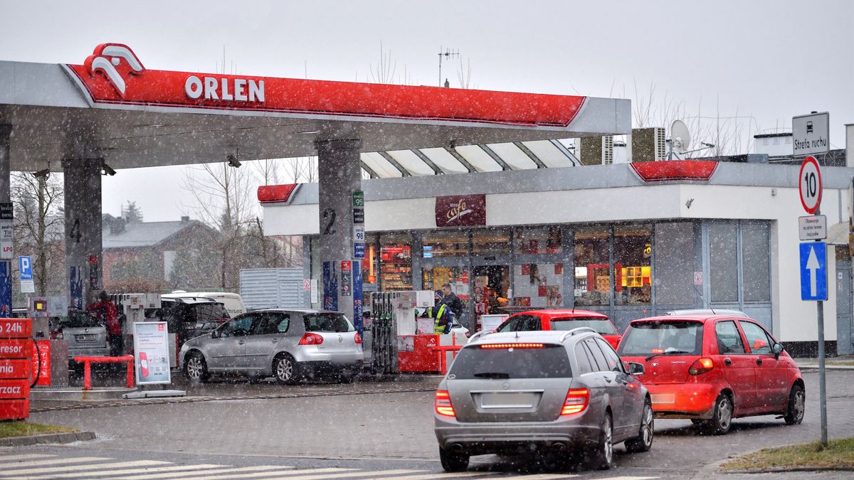 kolejki przed stacj� paliw
Mi�sk Mazowiecki, 01.02.2022. Kolejka samochod�w na jednej ze stacji paliw Orlen w Mi�sku Mazowieckim, 1 bm. Od 1 lutego w ramach Tarczy Antyinflacyjnej 2.0 nast�pi�a obni�ka podatk�w m.in. na paliwo.  (kf) PAP/Przemys�aw Pi�tkowski
Przemys�aw Pi�tkowski
kolejka, obni�ka obni�ki, paliw, paliwo, podatki podatek, samoch�d samochody, stacja, tankowa�, tankowanie, Tarcza antyinflacyjna 2.0