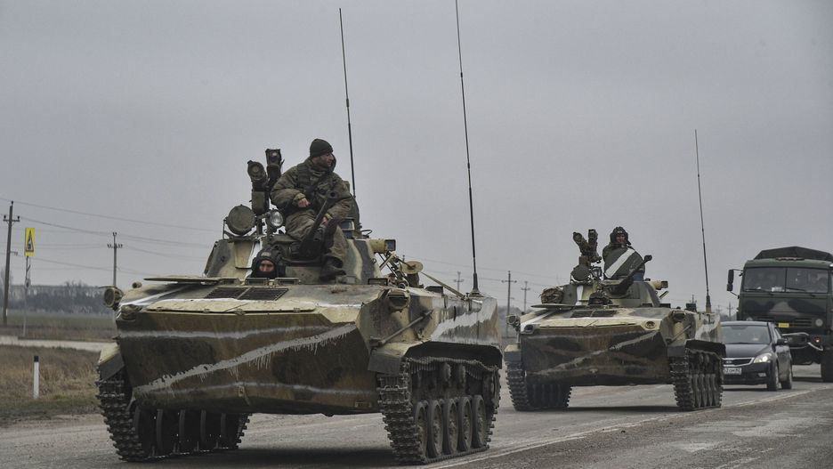 Russian troops in Crimea head to mainland Ukraine
epa09784384 Russian soldiers on the amphibious infantry fighting vehicle BMP-2 move towards mainland Ukraine on the road near Armiansk, Crimea, 25 February 2022. Russian troops entered Ukraine on 24 February prompting the country's president to declare martial law and triggering a series of announcements by Western countries to impose severe economic sanctions on Russia.  EPA/STRINGER 
Dostawca: PAP/EPA.
STRINGER