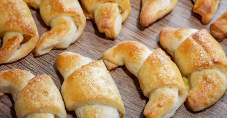 Ugnieć składniki na ciasto, do środka nałóż porcję smakołyku. Smak rogalików jak u babci