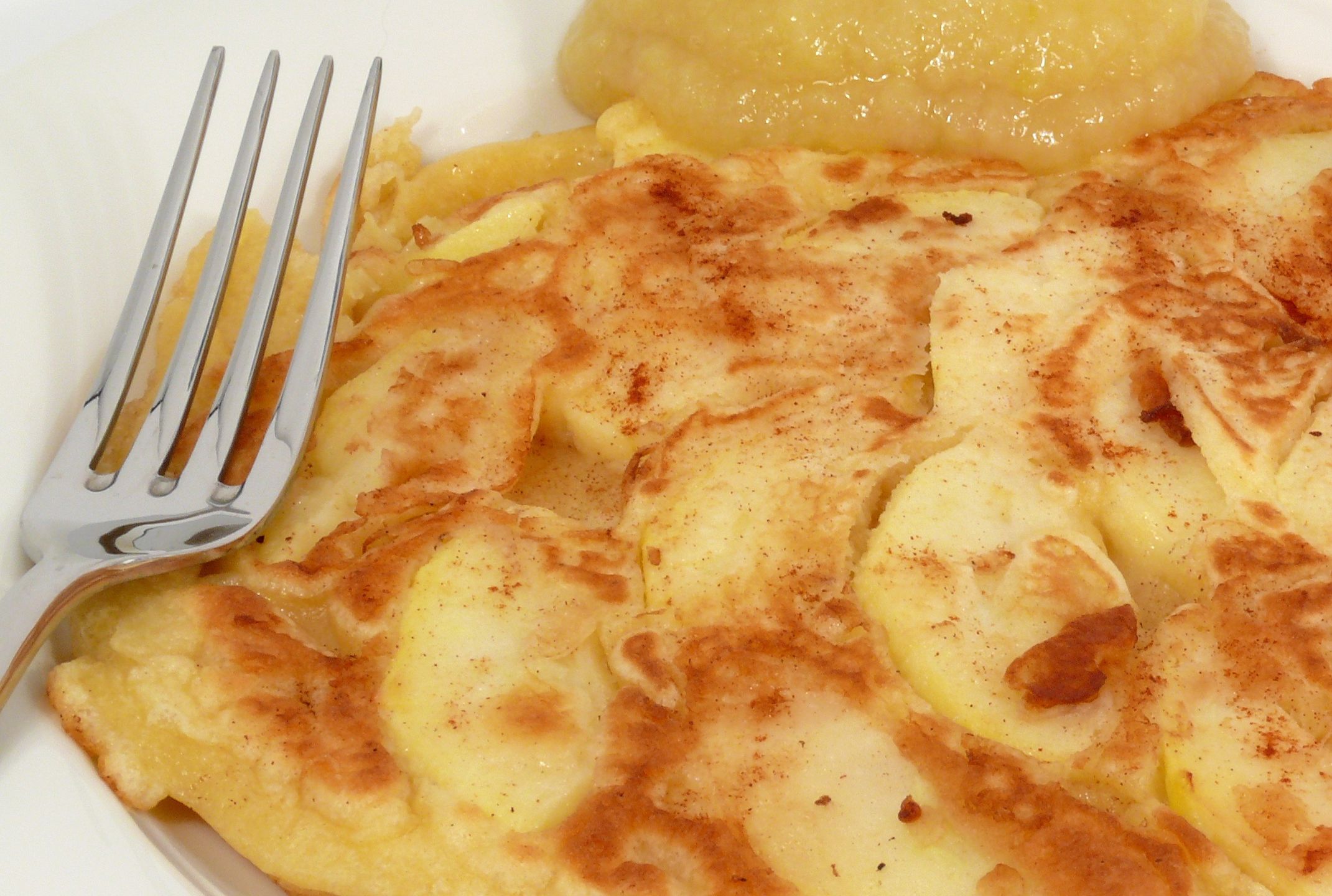 Omlet z jabłkami z powodzeniem zastąpi szybką szarlotkę