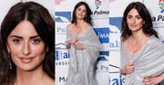 Penelope Cruz pozuje w srebrnych falbanach