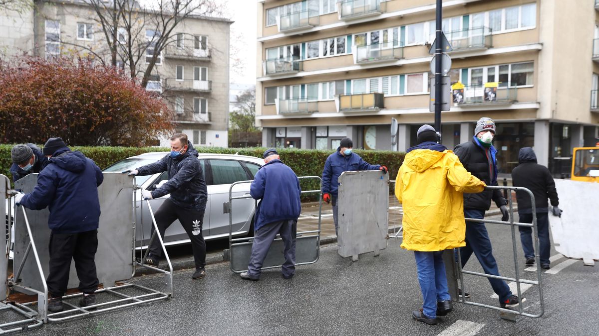 Sejm buduje bramę przeciw demonstrantom.