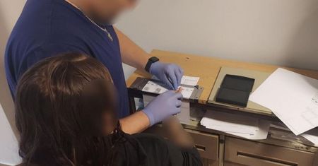Zabójstwo ojca przy rodzinnym stole. 30-letnia Karolina chwyciła za nóż