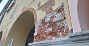 Tarnów: Kolejny remont kamienic przy Rynku. Z budynków odpadł tynk