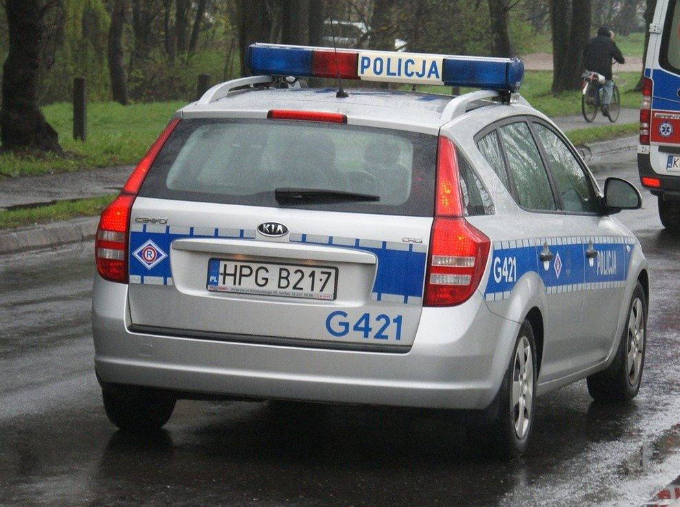 Śląsk. Policjanci zatrzymali 30-latka, który pod wpływem alkoholu spowodował kolizję drogową i uciekał przez dwa województwa. 