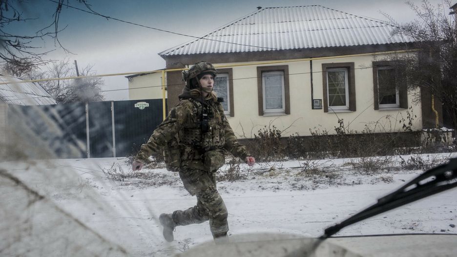Ukrai?scy ?o?nierze zim? w Bachmucie
BAKHMUT, UKRAINE - JANUARY 30: A volunteer who are evacuating civilians from Bakhmut, when the Russian shelling began in Bakhmut, Ukraine on January 30, 2023. Marek M. Berezowski / Anadolu Agency/ABACAPRESS.COM
AA/ABACA