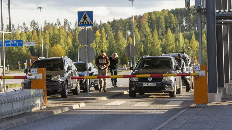 Rosyjskie samochody na granicy z Finlandi?
Cars cross the border from Russia to Finland at the Nuijamaa border check point in Lappeenranta, Finland, on September 22, 2022. According to the Finnish Border Guard there has been an upstick in crossings from Russia to Finland after Russian President Vladimir Putin announced plans for a partial military mobilisation on Wednesday. LEHTIKUVA / LAURI HEINO - FINLAND OUT. NO THIRD PARTY SALES.
Lauri Heino