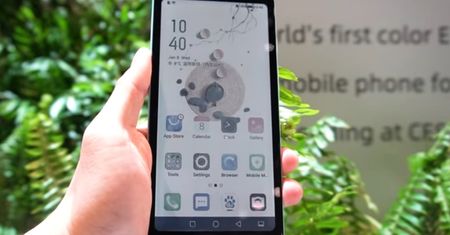 Wiemy kiedy pojawi się w sprzedaży pierwszy smartfon z kolorowym wyświetlaczem E Ink