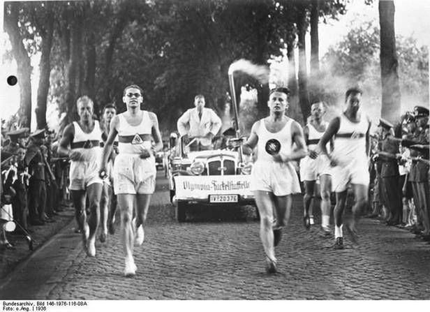 Sztafeta ze zniczem olimpijskim (Bundesarchiv.de)